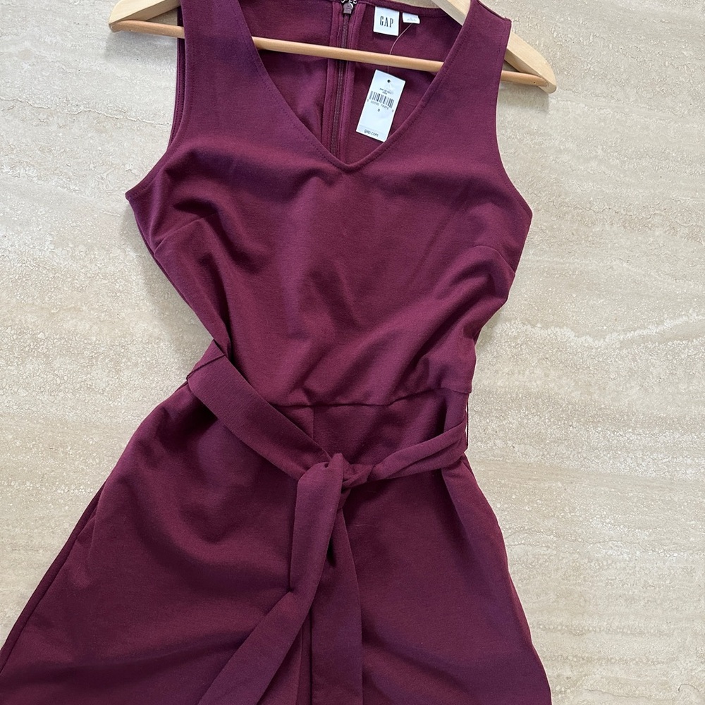 GAP Berry Sleeveless V-Neck Shorts Romper Size 0
